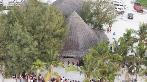 Afrikanische-Tanzshow-Für-Touristen-Am-Strand-Von-Sansibar-In-Tansania,-Luftaufnahme