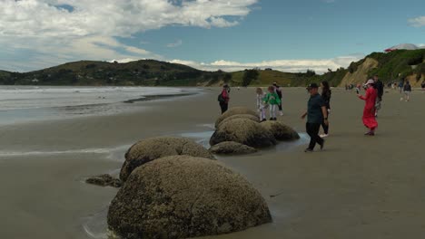 Gente-Disfrutando-En-La-Playa-De-Koekohe-Cerca-De-Dunedin,-Nueva-Zelanda