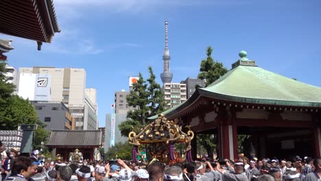 Lo-Moderno-Se-Encuentra-Con-Lo-Tradicional-En-Sanja-Matsuri-En-Asakusa