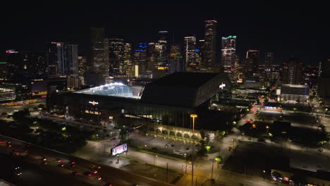 Vista-Aérea-Alrededor-Del-Parque-Minute-Maid-Iluminado,-Noche-En-Houston,-Estados-Unidos