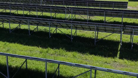 Solarpanelfeld-An-Einem-Sonnigen-Tag-Von-Oben-Aufgenommen