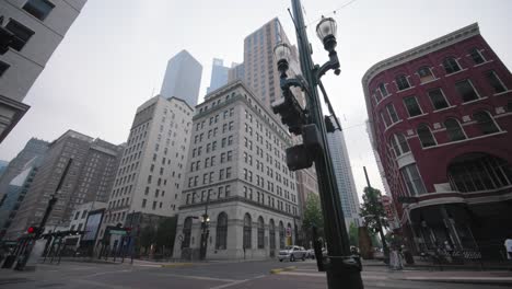 Toma-Amplia-De-ángulo-Bajo-De-Edificios-En-El-Centro-De-Houston,-Texas.