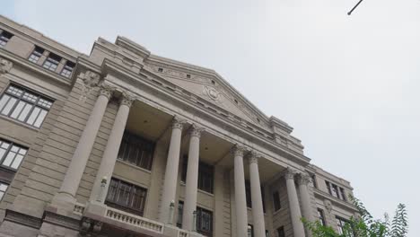 Toma-De-ángulo-Bajo-Del-Palacio-De-Justicia-De-1910-En-El-Centro-De-Houston,-Texas.