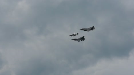 Amplíe-Los-Aviones-De-Combate-Que-Vuelan-Detrás-De-Un-Turbohélice.