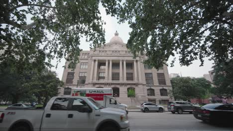 Wide-angle-shot-of-the-1910-Courthouse-in-downtown-Houston,-Texas