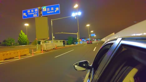 Gewagte-Abenteueransicht-Durch-Das-Fenster-Nachtfahrt-Auf-Der-Autobahn-Von-Peking-Zum-Flughafen-In-China