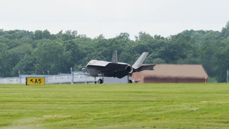 Primer-Plano-Del-Avión-De-Combate-F-35-Después-Del-Aterrizaje-En-Cámara-Lenta.