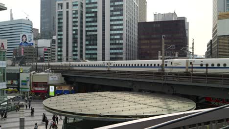 Vista-Futurista-De-Tokio-Con-Trenes-Bala-Pasando-Por-Una-Pasarela-Peatonal