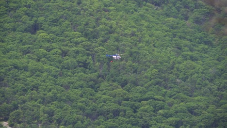 Helicóptero-Aéreo-De-Extinción-De-Incendios-En-Entrenamiento-Alejándose