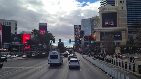 Täglicher-Verkehr-Auf-Dem-Las-Vegas-Strip-An-Bewölkten-Tagen,-Fahrzeuge,-Casino-Hotelgebäude-POV