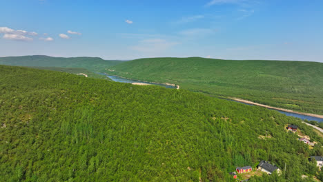 Drohne-Erhebt-Sich-über-Arktischen-Hügeln-Und-Gibt-Den-Blick-Auf-Den-Fluss-Teno-Frei,-Im-Sonnigen-Utsjoki,-Finnland