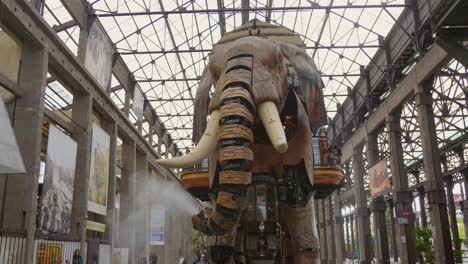 Elefante-Gigante-De-Nantes,-Francia---Tiro-De-ángulo-Bajo