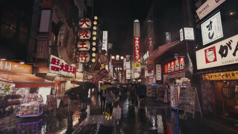 Bulliciosa-Calle-Japonesa-En-Una-Noche-Lluviosa-En-Osaka,-Japón