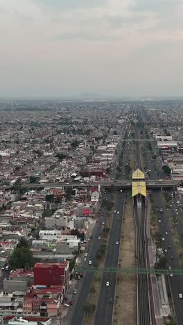 Vista-Aérea-De-Ecatepec,-Mostrando-Sus-Avenidas-Y-Su-Bullicioso-Tráfico,-Capturada-En-Toma-Vertical.