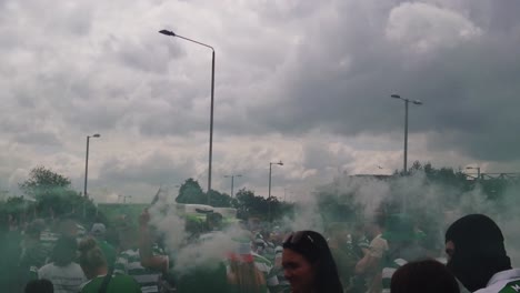 Celtic-Fans-Mit-Grünen-Und-Weißen-Schlaghosen