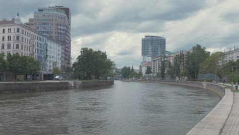 Blick-Entlang-Der-Donau-Im-Zentrum-Von-Wien