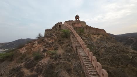 FPV-Vista-Panorámica-De-La-Gran-Muralla-En-Jaipur,-India,-Rajasthan,-Destino-De-Viaje-De-Vacaciones