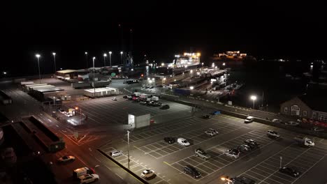 Kreisende-Drohnenaufnahmen-Von-North-Beach-St.-Peter-Port-Guernsey-Mit-Der-Fähre,-Die-Nachts-Im-Hafen-Angedockt-Ist