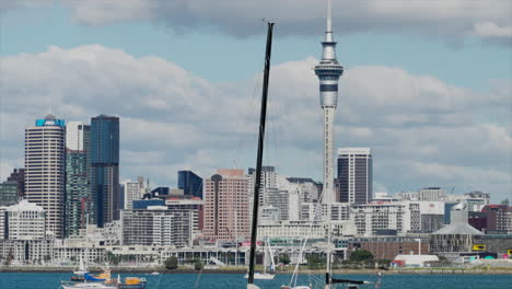 Horizonte-De-La-Ciudad-De-Auckland-A-Través-Del-Puerto,-Nueva-Zelanda