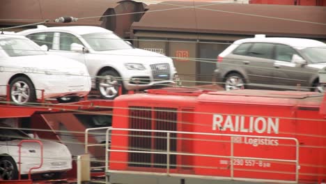 Vagones-Nuevos-En-Un-Tren-Logístico-Ferroviario,-Capturados-En-Movimiento,-Ligeramente-Borrosos-Para-Una-Sensación-Dinámica.