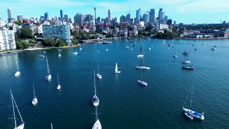 Landschaftsansicht-Von-Yachten-Segelboote-In-Potts-Point-Port-Dock-Woolloomooloo-Sydney-Hafen-Skyline-Der-Stadt-CBD-Centre-Point-Tower-Australien-Drohne-Luftaufnahme