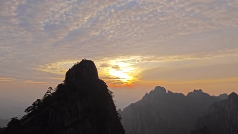 Die-Morgensonne-Erhebt-Sich-über-Den-Hohen-Bergen,-Wolken-Und-Nebel,-Berg-Huangshan,-China