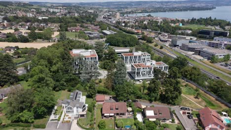 Jib-Abajo-De-Un-Hermoso-Complejo-De-Apartamentos-En-Una-Pequeña-Ciudad-Suburbana-En-Un-Día-Soleado-En-Suiza