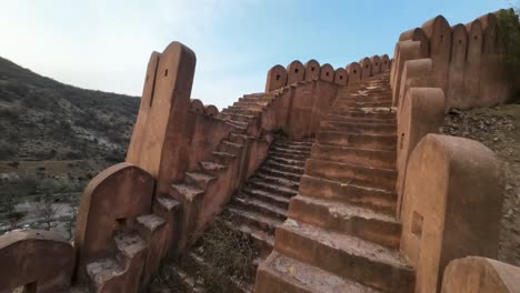 FPV-Luftaufnahmen-Mit-Filmischem-Tauchgang-über-Der-Großen-Historischen-Mauer-In-Jaipur,-Rajasthan,-Indien