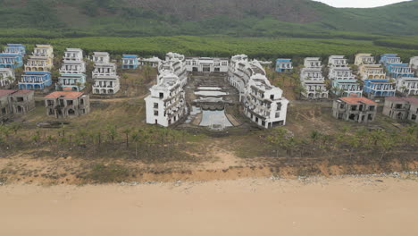 Leeres-Geisterhotel-In-Vietnam-Per-Drohnenverfolgung-Erkundet