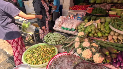 Mae-Sot-Vegetable-Market:-Bustling,-colorful-market-in-Mae-Sot,-Thailand,-offering-a-vibrant-array-of-fresh-produce,-spices,-and-local-delicacies