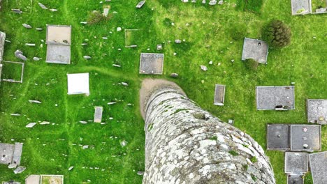 Lugares-épicos-De-Irlanda-Drone-Volando-Por-El-Costado-De-La-Torre-Redonda-De-Ardmore-Con-Tumbas-En-La-Aldea-De-Ardmore-En-Waterford