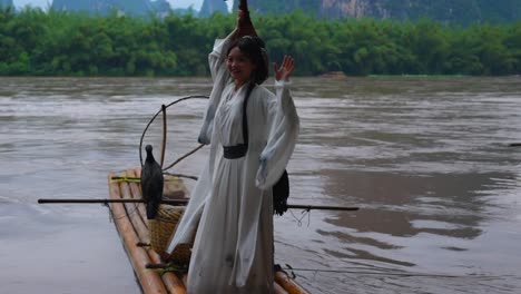 Niña-Hanfu-Sonriendo-Sobre-El-Río-Li-Pone-Un-Instrumento-Tradicional-Pipa-En-Su-Espalda