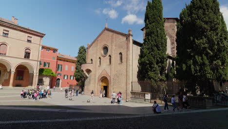 Belebter-Platz-In-Bologna-Mit-Historischer-Architektur-Und-Lebhaften-Besuchern