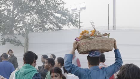 Personas-Que-Llevan-Ofrendas-Sagradas-En-La-Cabeza-Con-Motivo-Del-Festival-Chhath-En-La-India-El-Video-Fue-Tomado-En-Jodhpur-Rajasthan-India-El-20-De-Noviembre-De-2023