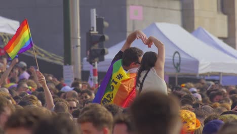 Pareja-Haciendo-Forma-De-Corazón-Con-Sus-Manos-En-Símbolo-De-Amor-Durante-Las-Celebraciones-Del-Día-Del-Orgullo