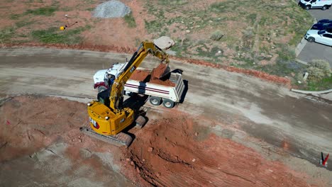 La-Excavadora-Llena-El-Camión-Volquete-Con-Tierra-Roja.