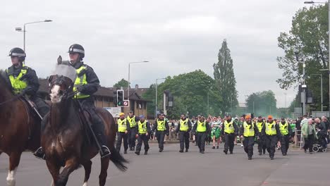 Celtic-Fans-Werden-Zum-Schottischen-Pokalfinale-Gegen-Die-Rangers-Mit-Polizeieskorte-In-Den-Hampden-Park-Begleitet