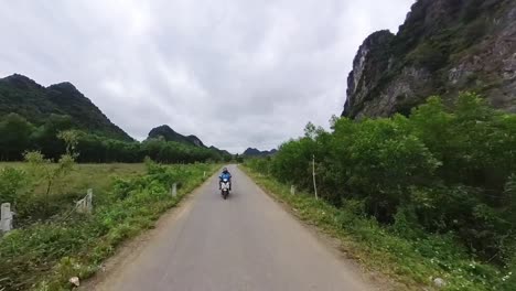 Eine-Fahrt-Durch-Die-Provinz-Ninh-Binh-Ist-Eine-Großartige-Möglichkeit,-Die-Natürliche-Schönheit-Vietnams-Und-Die-Straße-Voller-Grün-Zu-Erleben