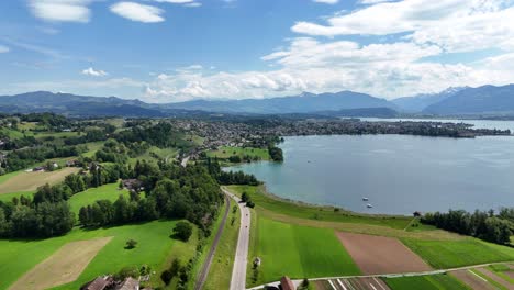 Vista-Aérea-Panorámica-De-Rapperswil-Y-El-Exuberante-Paisaje-Circundante-Y-El-Sereno-Lago