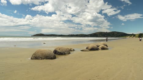 Person-Geht-An-Einem-Sonnigen,-Bewölkten-Tag-Am-Koekole-Strand-Spazieren