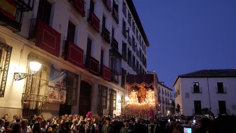 Toma-Amplia-Que-Captura-A-La-Multitud-Alrededor-De-Una-Carroza-De-&quot;paso&quot;-Con-Una-Estatua-De-La-Virgen-María-Balanceándose-Suavemente-Mientras-Recorre-La-Ciudad.