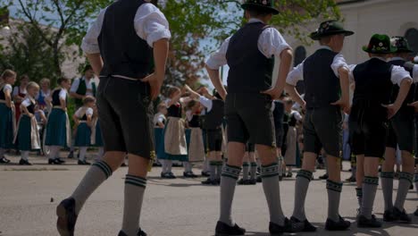 Traditioneller-Bayerischer-Maibaumtanz