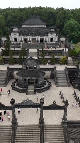 Luftaufnahme-Von-Touristen,-Die-Das-Mausoleum-Von-Kaiser-Khai-Dinh-Auf-Dem-Berg-Chau-Chu-In-Der-Provinz-Thua-Thien-Hue,-Singapur,-Erkunden,-Vertikales-Video