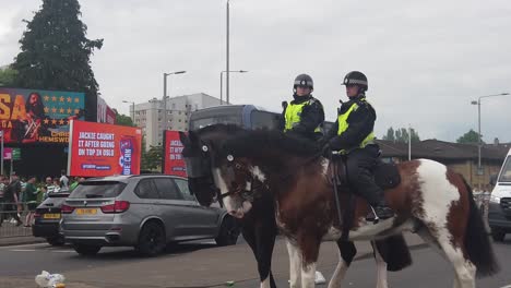 Dos-Mujeres-Policías-Montadas-Dirigiéndose-Al-Parque-Hampden