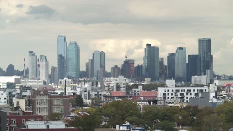 Long-Island-City-Zeitraffer-Wolkenkratzer-Mit-Autobahn-Davor