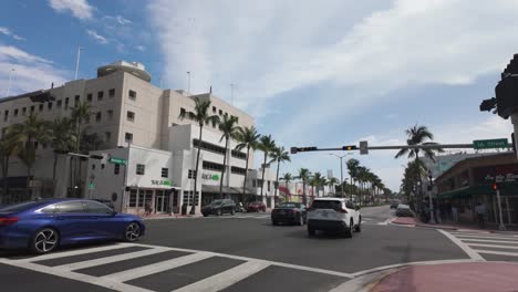 Sonniger-Tag-In-Miami-Beach-Mit-Palmen-Und-Autos-Auf-Einer-Belebten-Straße