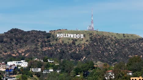 Primer-Plano-De-Un-Dron-Del-Cartel-De-Hollywood-En-Los-Ángeles,-California,-Día-Soleado