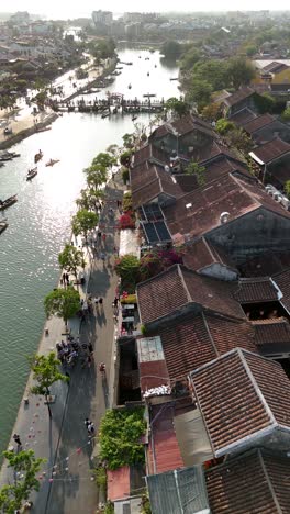 Vista-Aérea-De-Turistas-Caminando-Junto-Al-Río-Hoai-En-Hoi-An,-Vietnam