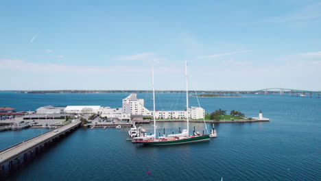 Vista-Aérea-De-Un-Velero-De-Dos-Mástiles-Amarrado-En-Newport,-Rhode-Island