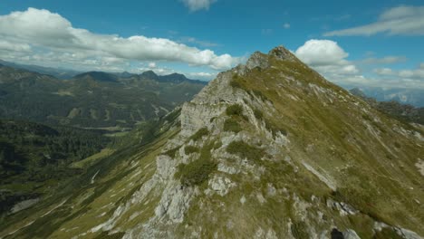 Toma-De-Drone-Desde-La-Cima-De-Una-Montaña-En-Austria.